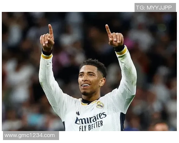 足球巨星化身老者展现独特魅力引发球迷热议